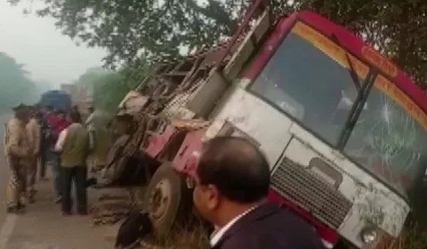 Uttar Pradesh: बहराइच में रोडवेज बस और ट्रक के बीच भीषण टक्कर, 6 लोगों की मौत, 13 घायल