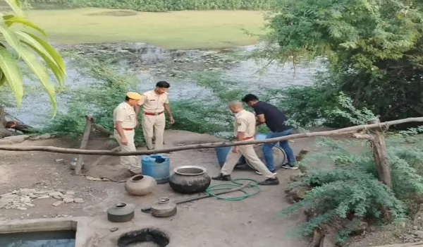 Dungarpur News: अवैध देशी महुआ शराब के खिलाफ कार्रवाई, 250 लीटर महुआ वाश किया नष्ट, 10 लीटर महुआ शराब जब्त