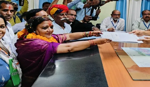 Rajasthan Elections 2023: मंत्री ममता भूपेश ने सिकराय से किया नामांकन दाखिल, जनसभा में झोली फैलाकर मांगे वोट
