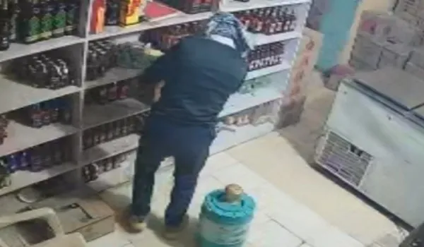 Jaisalmer News: शराब की दुकान से 3 लाख रुपए पार, CCTV में कैद हुआ चोर