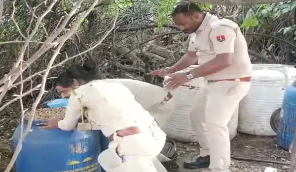 Dungarpur News: साबला पुलिस ने मुंगेड गांव में दी दबिश, 1500 लीटर महुआ वाश किया नष्ट