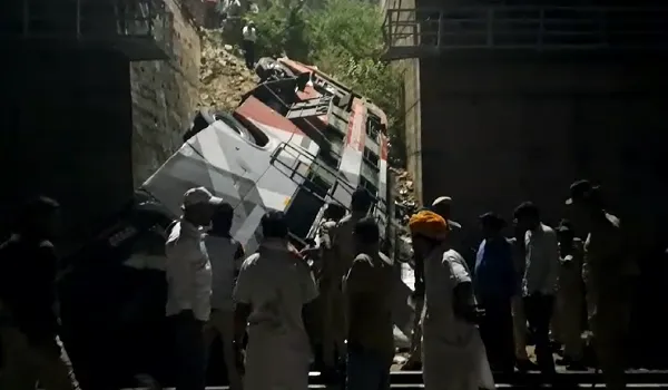 Dausa News: सवारियों से भरी बस पुलिया की रैलिंग तोड़ रेलवे ट्रैक पर गिरी, 4 की मौत; 35 लोग घायल
