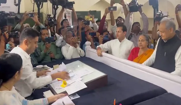 Rajasthan Election 2023: CM गहलोत ने सरदारपुरा से दाखिल किया नामांकन, पत्नी सुनीता और पुत्र वैभव रहे मौजूद