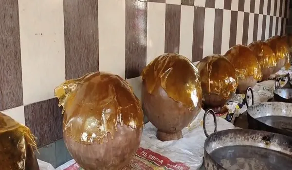 Jaisalmer News: दीपोत्सव में कड़कड़ मिठाई ने बिखेरी खुशबु, पूजन में इस प्रसाद का विशेष रूप से चढ़ता है चढ़ावा