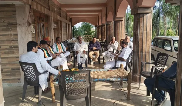 Rajasthan Elections: बागी खड़े उम्मीदवारों को मनाने पहुंचे कांग्रेसी नेता, लेकिन नहीं माने बागी... लौटे बेरंग