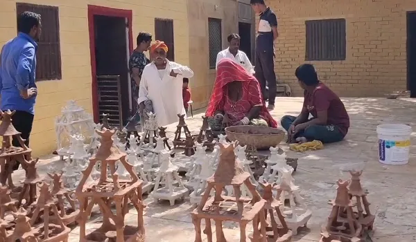 Jaisalmer News: जैसाणा में आज भी कायम है दिवाली पर वर्षों से कायम परंपरा... अपशुकन से बचाती है मिट्टी व बांस की लकड़ियों से बनी हटड़ी
