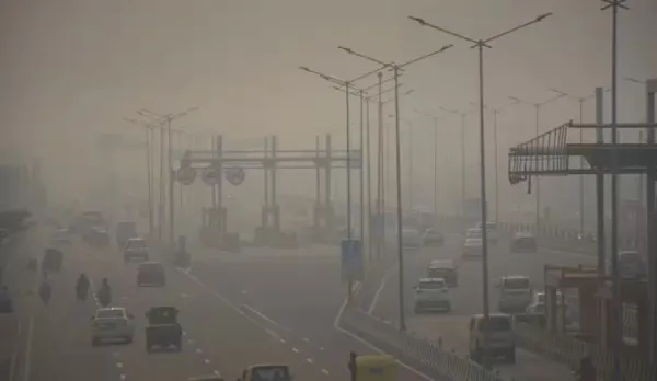 Delhi Air Pollution: दिल्ली में जहरीली हवा 400 के पार, ओला-उबर टैक्सियों की एंट्री पर रोक, जल्द कृत्रिम बारिश करवा सकती है सरकार