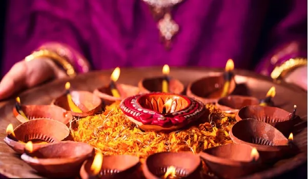 Diwali Puja Muhurat: दिवाली पर बन रहा 700 साल के इतिहास का शुभ संयोग, जानें पूजा का मुहूर्त, महत्व और संपूर्ण विधि