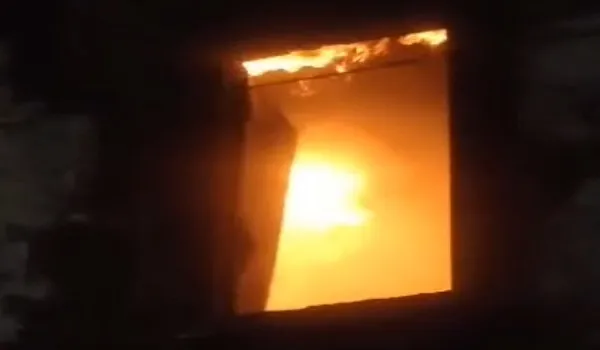 Pratapgarh News: अज्ञात कारणों के चलते एक मकान में लगी आग, घर गृहस्थी का सामान जलकर राख