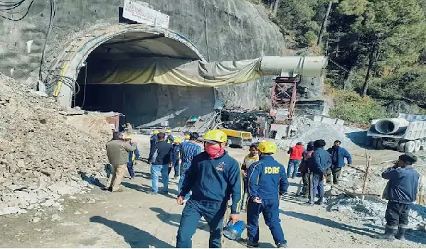 Landslide In Uttarkashi: उत्तराखंड में निर्माणाधीन टनल धंसने से बड़ा हादसा, सुरंग में 30 से 35 लोगों के फंसे होने की आशंका, रेस्क्यू ऑपरेशन जारी
