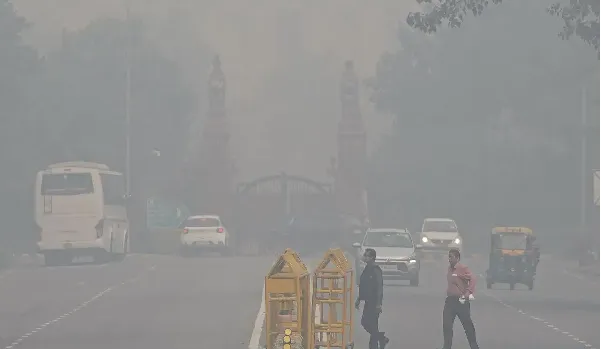 Delhi Air Pollution: दिल्ली में एक बार फिर सांस लेना हुआ मुश्किल, AQI 900 पार, सरकार के मना करने के बाद भी आतिशबाजी ने हवा में घोला जहर
