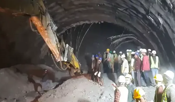 Uttarakhand Tunnel Accident: उत्तरकाशी में निर्माणाधीन टनल धंसी, अब 900 MM का स्टील पाइप डालकर मजदूरों को निकाला जायेगा बाहर