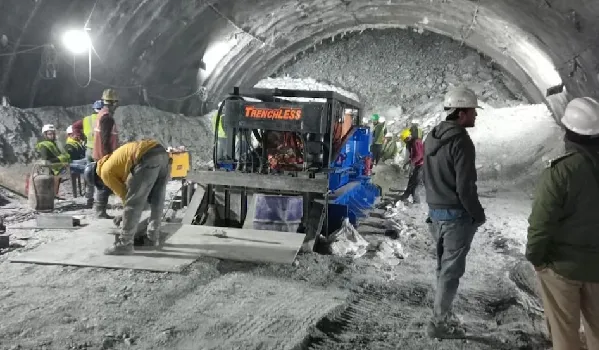 Uttarakhand Tunnel Accident: उत्तरकाशी टनल में 40 मजदूरों की फंसी जान, रेस्क्यू के लिए मंगायी गयी अमेरिकी ड्रिलन मशीन