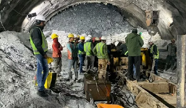 Uttarakhand Tunnel Accident: उत्तरकाशी टनल से बाहर आयी राहत की आवाज, मैं ठीक हूं घबराने की नहीं है कोई जरूरत