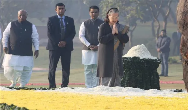 Indira Gandhi Jayanti: पूर्व प्रधानमंत्री इंदिरा गांधी की 105वीं जयंती आज, पीएम मोदी और राहुल गांधी समेत तमाम दिग्गज नेताओं ने अर्पित की श्रद्धांजलि