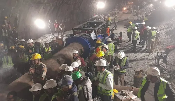 Tunnel Accident: टनल में फंसे 41 मजदूर लड़ रहे सांसों की जंग, राहत की खबर से चंद मिनट पहले खराब हुई ड्रिलिंग मशीन, अभी 16.2 मीटर खुदाई बाकी