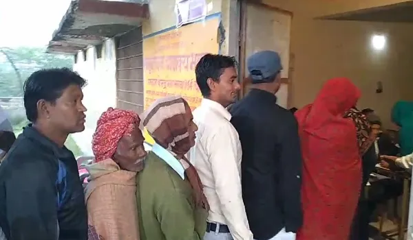 Rajasthan Election 2023: दौसा के कई मतदान केंद्रों पर देरी से शुरू हुई वोटिंग, 199 विधानसभा सीटों पर मतदान कर रहे मतदाता