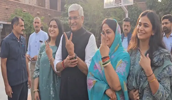 Rajasthan Election 2023: केन्द्रीय जल शक्ति मंत्री गजेन्द्र सिंह शेखावत ने परिवार के साथ किया मतदान, मेड़तिया बोले- सभी ने उत्साह के साथ लोकतन्त्र के महापर्व में वोट की आहूति दी