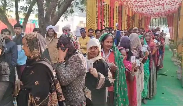 Rajasthan Election 2023: लोकतंत्र का महापर्व, शुरुआती 2 घंटे में वोटिंग का अच्छा रुझान, लोग बड़े उत्साह से कतार में खड़े वोटिंग के लिए