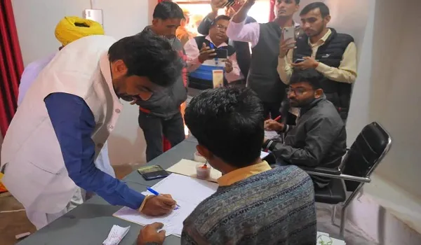 Rajasthan Election 2023: राष्ट्रीय लोकतांत्रिक पार्टी के सुप्रीमो हनुमान बेनीवाल ने अपने पैतृक गांव बरणगांव में किया मतदान