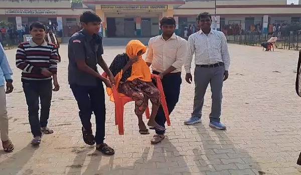 Rajasthan Election 2023: मतदान का अद्भुत नजारा, 85 वर्ष की वृद्धा सोमोती को परिवारजनों ने कुर्सी पर ले जाकर करवाया मतदान