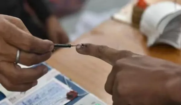 Rajasthan Election 2023: अजमेर दक्षिण के मतदान केंद्र पर फर्जी मतदान को लेकर हुआ हंगामा, समझाइश के बाद मामला हुआ शांत