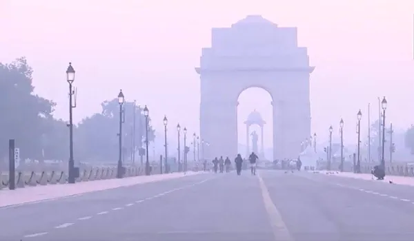 Delhi Air Pollution: दिल्ली की जहरीली हवा ने घोंटा दम, एक्यूआई 300 पार, जानिए कब तक मिलेगी शहरवासियों को राहत