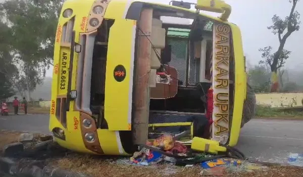VIDEO: चित्तौड़गढ़ में अनियंत्रित होकर पलटी निजी ट्रेवल्स की बस, हादसे में 5 से अधिक यात्री हुए घायल,घायलों में 3 महिलाएं भी शामिल