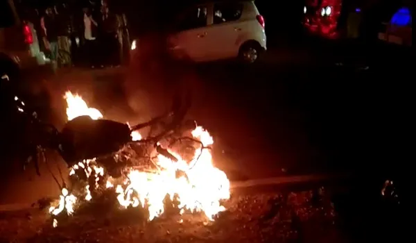 VIDEO: सीकर के दांतारामगढ़ में तेज रफ्तार पिकअप की टक्कर से दो युवकों की मौत, बाइक भी जलकर हुई खाक