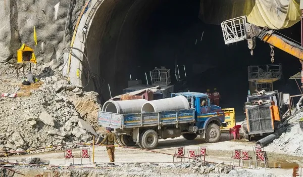 Uttarkashi Tunnel Rescue: जिदंगी से जंग लड़ रहे कर्मवीरों को लेकर जल्द आएगी खुशखबर, 17 दिनों से सिल्क्यारा टनल में फंसे 41 मजदूर जल्द आएंगे बाहर