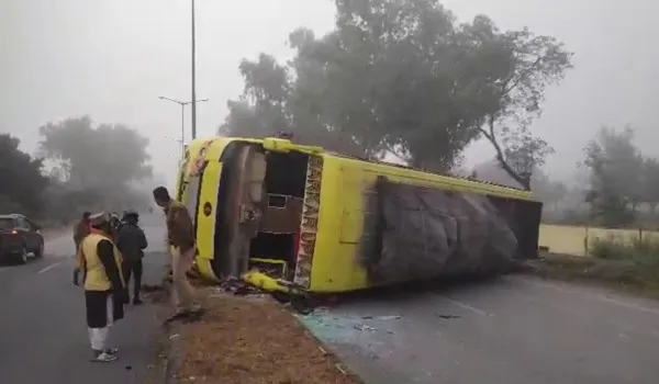 चित्तौड़गढ़ में बस पलटने से बड़ा हादसा, 3 महिला यात्रियों सहित 10 यात्री घायल