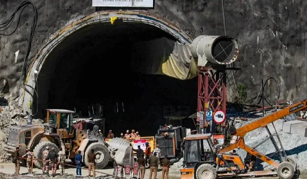 Uttarkashi Tunnel Rescue: जिंदगी से जंग लड़ रहे कर्मवीरों को लेकर आई बड़ी खुशखबर, टनल में फंसे 5 मजदूरों को निकाला गया बाहर
