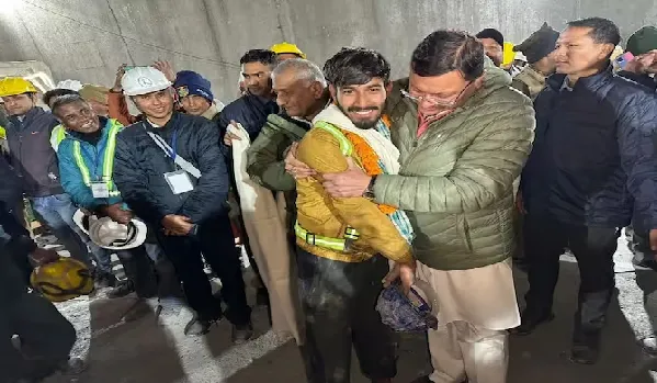 Uttarakhand Tunnel Rescue: उत्तरकाशी टनल में 400 घंटों बाद जीती जंग, सभी श्रम​वीरों को मिलेगा 1-1 लाख रुपए, बाबा बौखनाग का बनाया जाएगा मं​दिर