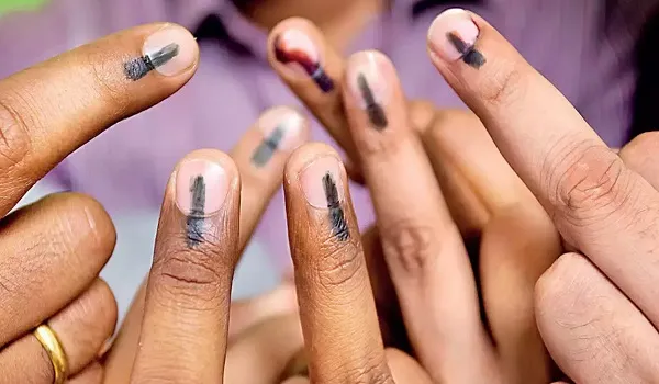 दिल्ली एमसीडी चुनाव: शाम साढ़े पांच बजे तक लगभग 50 प्रतिशत मतदान