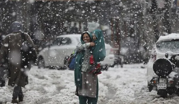 Jammu-Kashmir: श्रीनगर में भारी सर्दी का सितम, 3.4 डिग्री सेल्सियस के साथ मौसम की सबसे सर्द रात