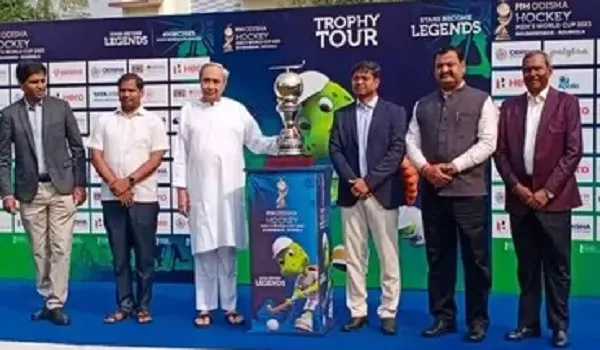 Odisha CM नवीन पटनायक ने FIH 2023 हॉकी विश्व कप ट्रॉफी का टूर किया शुरु