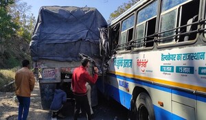 Pratapgarh News: ओवरटेक करने के प्रयास में हादसा, 24 यात्री घायल  
