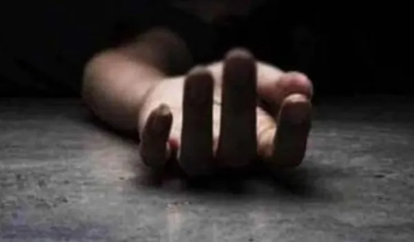 Noida: पंखे से लटका मिला महिला का शव, परिजन ने लगाया दहेज हत्या का आरोप