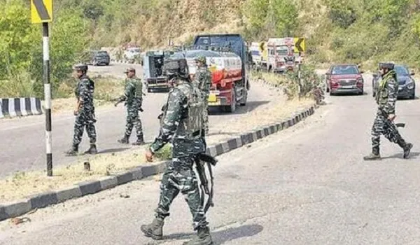 Jammu-Kashmir में सुरक्षा बलों ने सोपोर में सड़क किनारे लगाए गए IED का पता लगाया