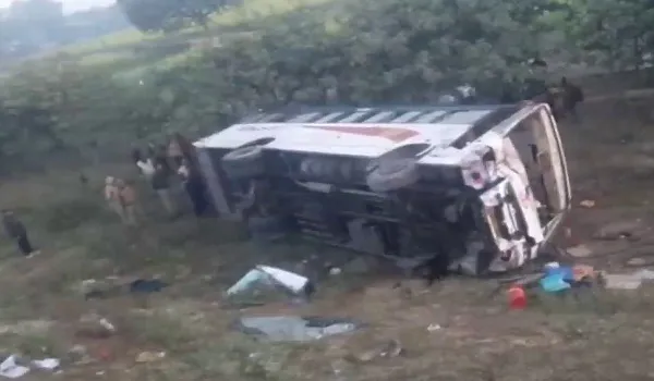 Uttar Pradesh: बस के खाई में गिरने से बच्चे समेत 6 यात्रियों की मौत, 21 अन्य घायल 