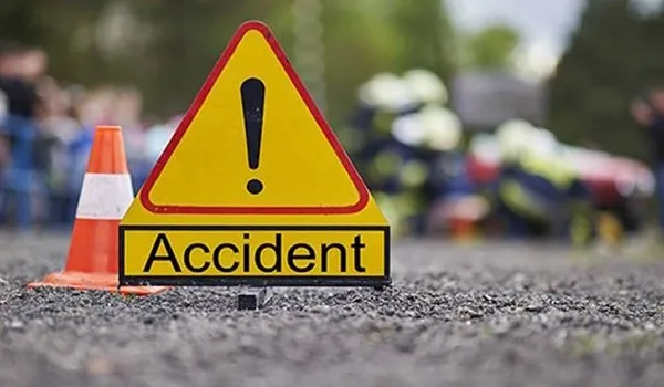 Uttar Pradesh: बस के खाई में गिरने से बच्चे समेत 6 यात्रियों की मौत