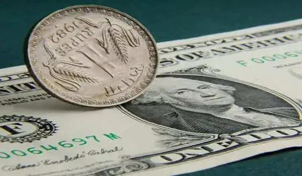 Dollar vs Rupee: शुरुआती कारोबार में अमेरिकी डॉलर के मुकाबले रुपया 15 पैसे टूटकर 82.64 पर आया