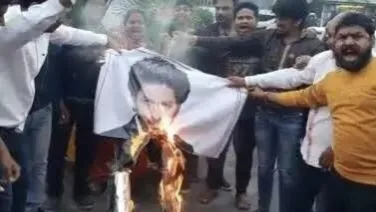 पठान के विरोध में लोगों ने जलाया SRK का पुतला
