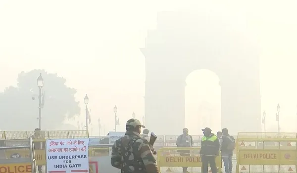 Delhi में पहली बार मौसम के पहले छाया रहा घना कोहरा, सड़क यातायात प्रभावित