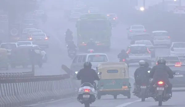 Delhi Weather: राष्ट्रीय राजधानी में सुबह घना कोहरा, दृश्यता घटकर 400 मीटर हुई, यातायात प्रभावित 