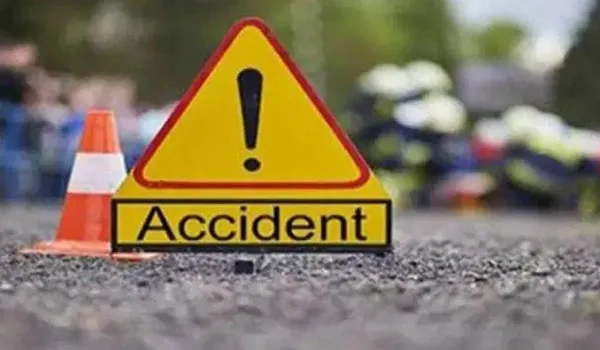 लखनऊ-गोरखपुर राष्ट्रीय राजमार्ग पर कोहरे के कारण हुई दुर्घटना में 11 व्यक्ति घायल