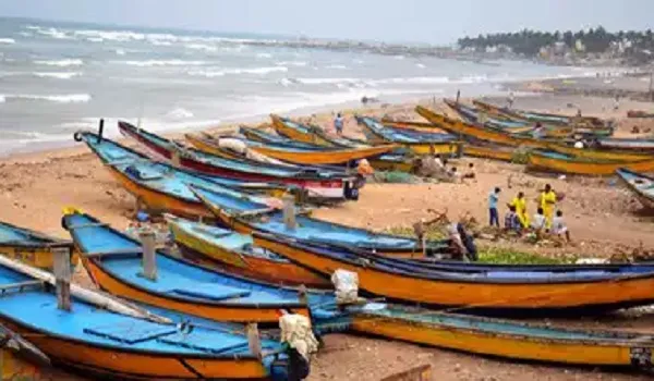 श्रीलंका की नौसेना ने मछली पकड़ने के आरोप में 12 भारतीय मछुआरों को किया गिरफ्तार 