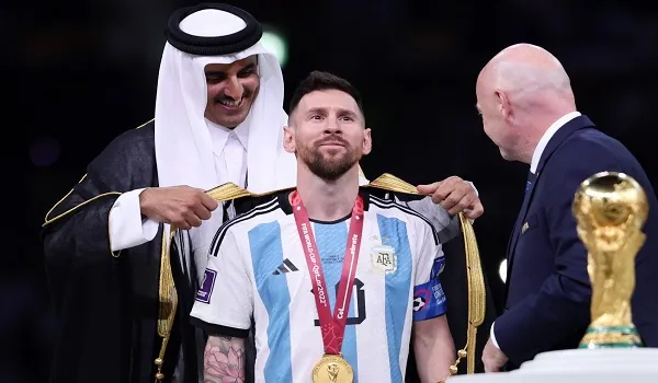 Lionel Messi को उनकी विश्व कप जीत के बाद ओढ़ाए गए काले लबादे का इतिहास