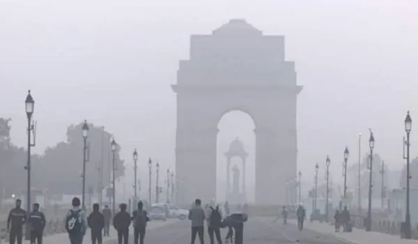 Delhi Weather: दिल्ली में शीतलहर, छाया घना कोहरा, दृश्यता घटी
