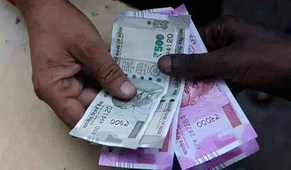Dollar vs Rupee: रुपया शुरुआती कारोबार में नौ पैसे टूटकर 82.74 प्रति डॉलर पर